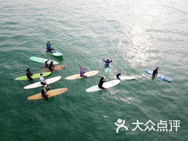 美股三大股指齐收涨 特斯拉跌超12%